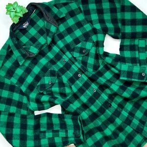 Woolrich Green and Black Plaid Casual Button Down Shirt
